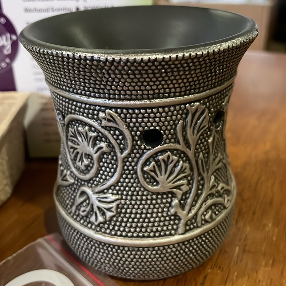 Scentsy Silvervine Plug In Wax Warmer NIB